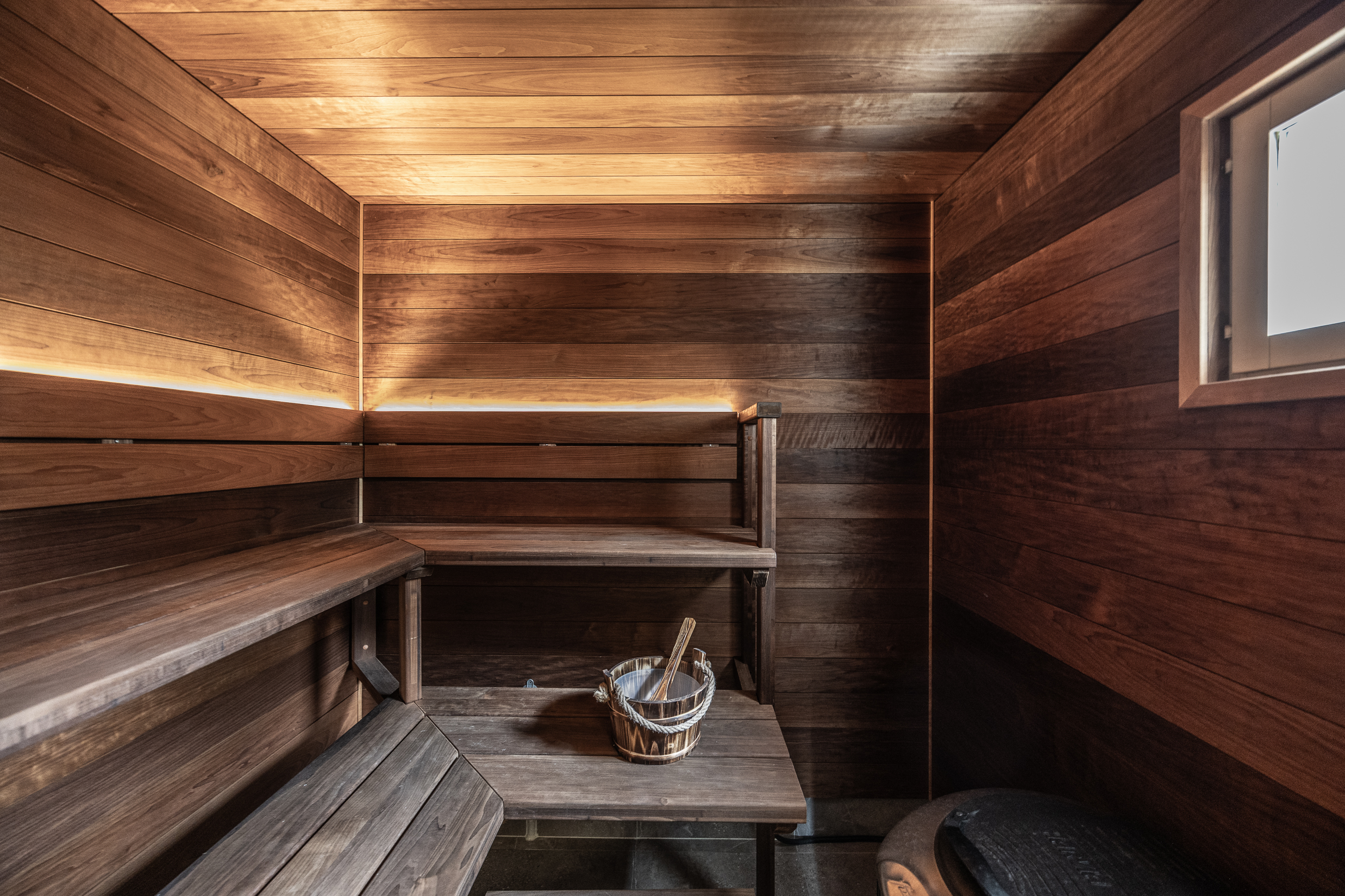 Kiviniemen kohteen lämpökäsitellyllä haavalla viimeistelty sauna.