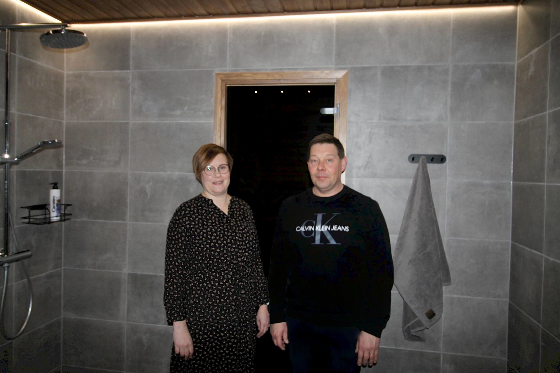 Kokkolalaisen kohteen uudistettu kylpyhuone vaaleilla pinnoilla.
